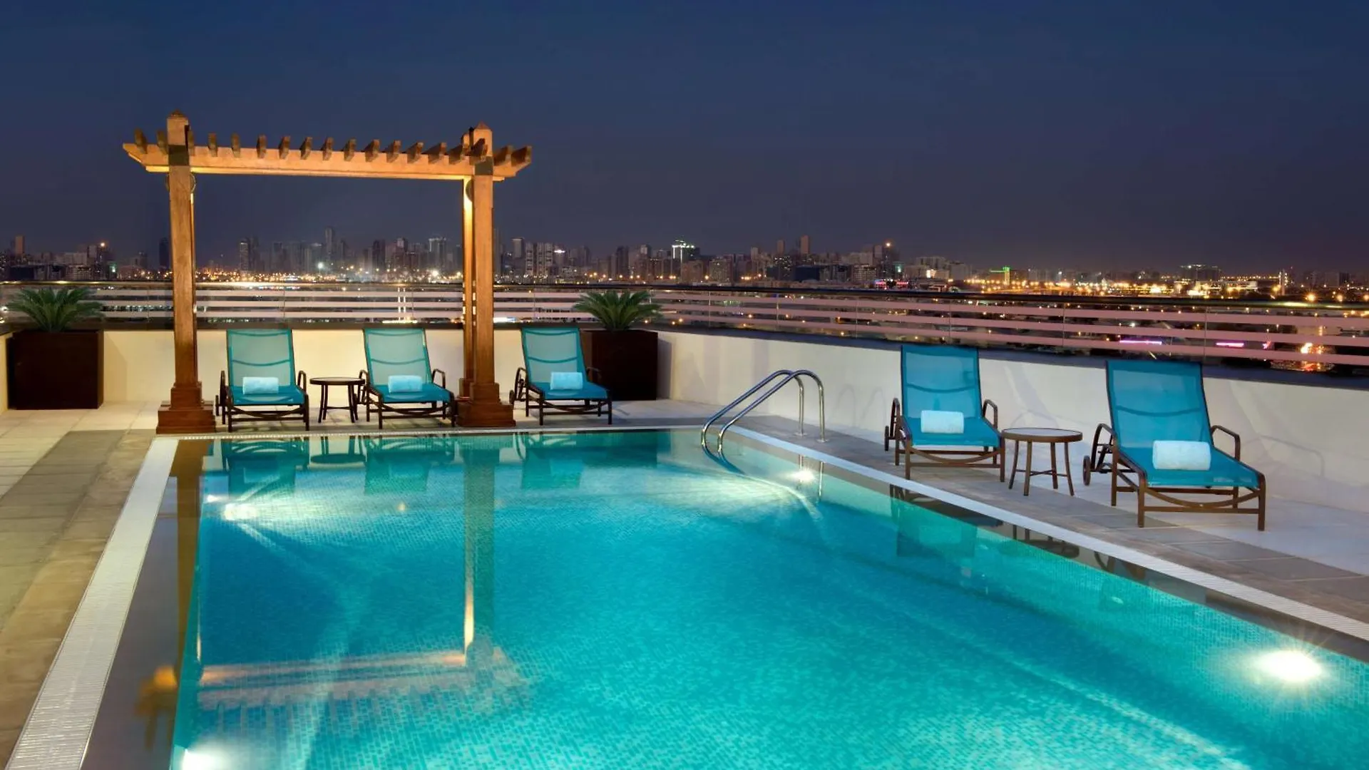 Hilton Garden Inn Dubai Deira 4*,