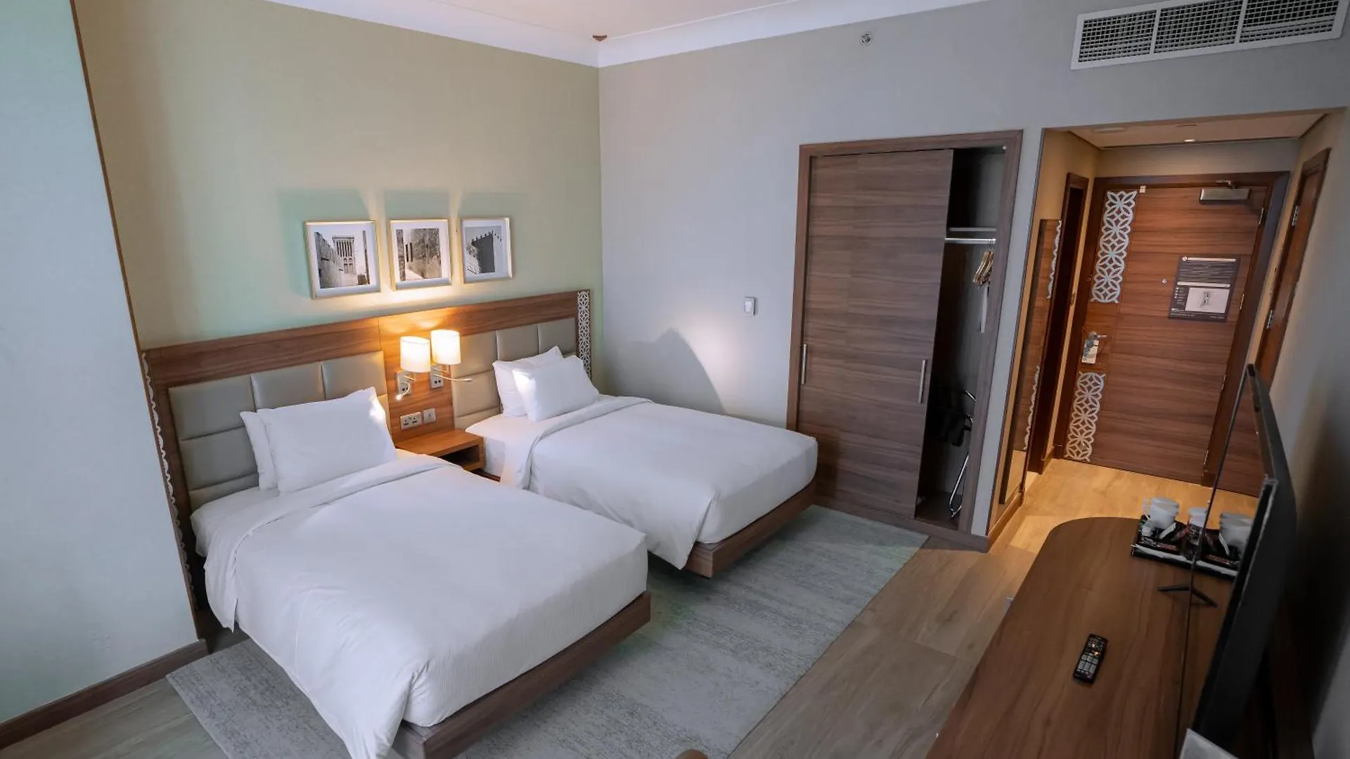 Hilton Garden Inn Dubai Deira 4*,